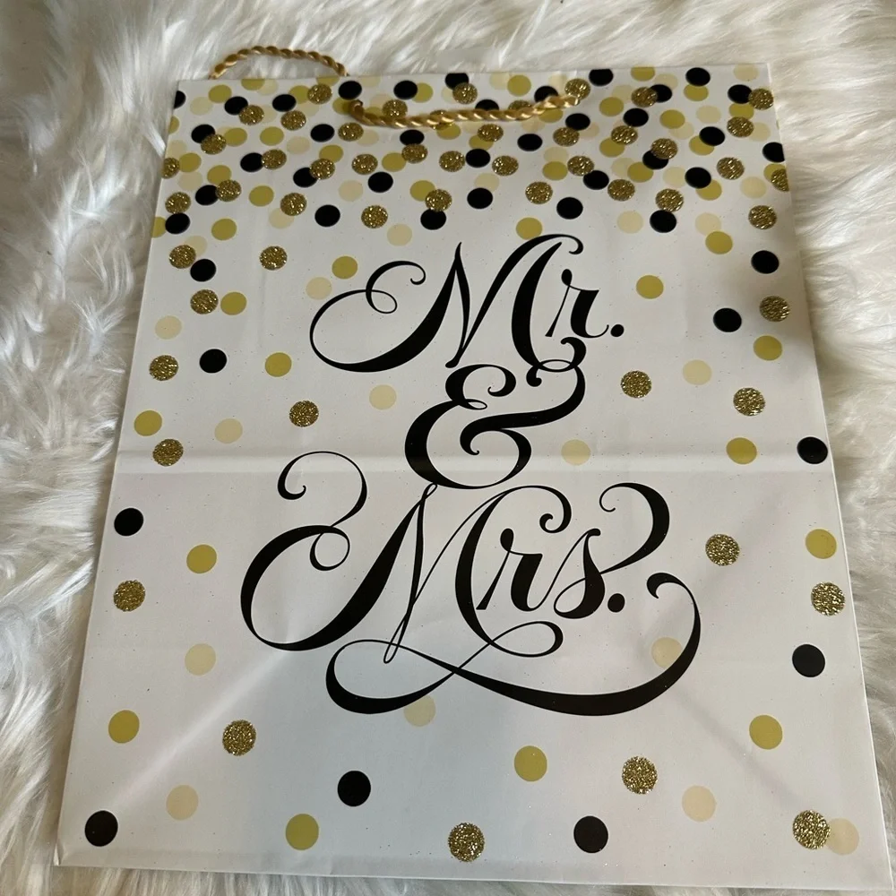 🩵5/$8 Mr. & Mrs. Gift Bag with Gold and Black Accents